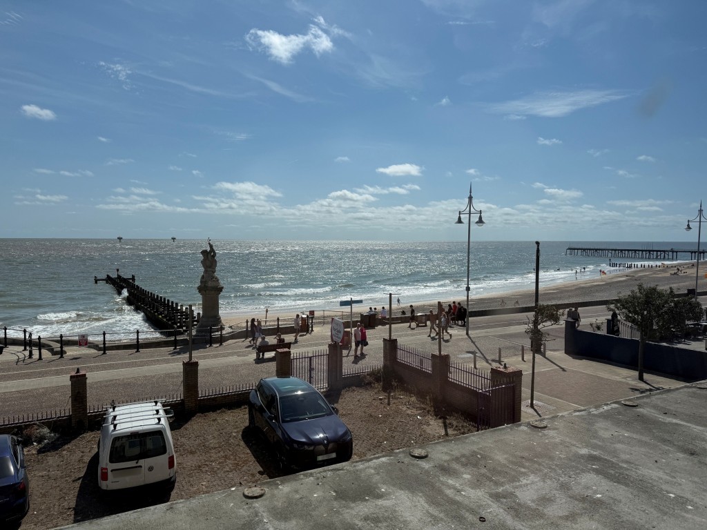 Lot: 90 - FORMER RESTAURANT AND BAR PREMISES FOR IMPROVEMENT AND REPAIR ON THE SEAFRONT - View out to sea the beach and statue of Triton